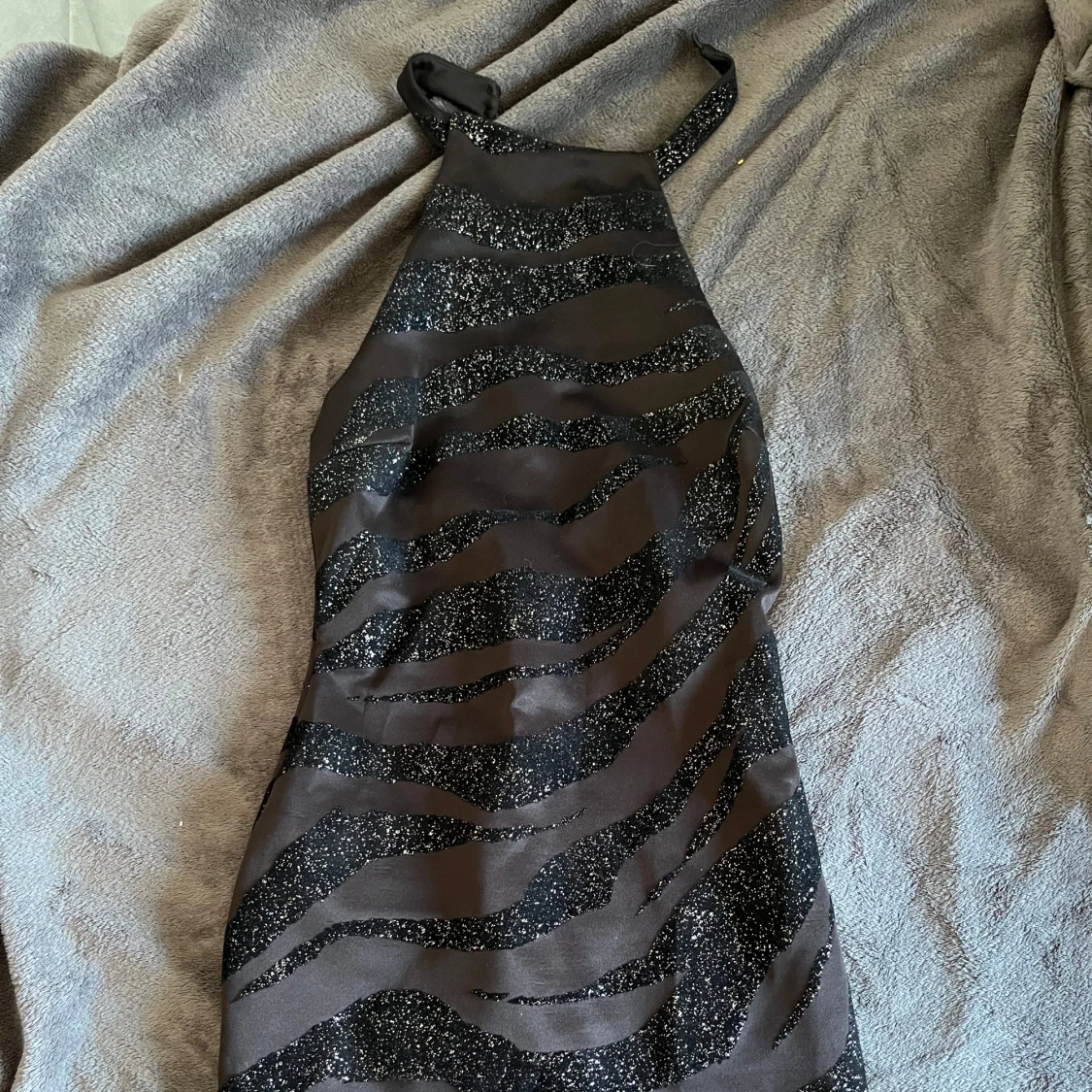 Glittrig zebra halterneck klänning