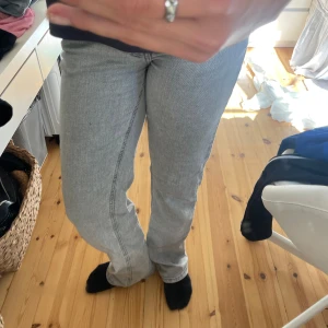 Gråa straight midwaist jeans 💕 - Säljer gråa straight mid waist jeans 🪩dem är från bikbok och i storleken w26 L32💕 säljer pga kommer inte användning, dem är i braskick