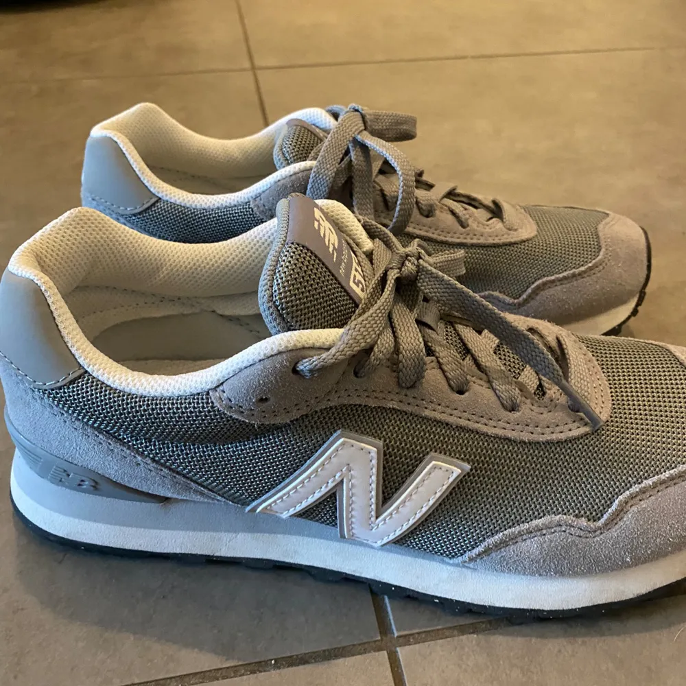 Säljer ett par gråa New Balance sneakers i storlek 40.5. Skorna har en klassisk design med snörning och en bekväm sula. Perfekta för vardagsbruk eller träning. Använda en gång, märkte sedan att de var fel storlek. . Skor.