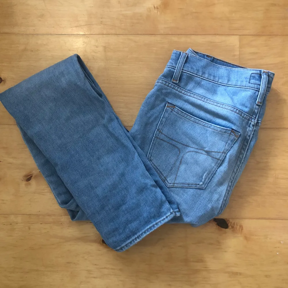 Riktigt feta ljusblåa jeans från tiger of sweden. Jeansen har schysst passform och nice revor/slitningar. Jeansen är i storlek 29/34 och sitter slim fit. Skick 10/10 endast använd 2 gånger. . Jeans & Byxor.