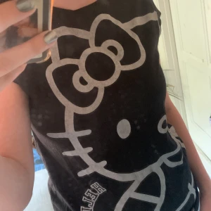 Hello Kitty tröja från h&m i storlek 158/164 - Hello Kitty tröja från h&m! Den är större i storleken och rätt så lång. 