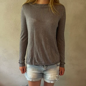 Glittrig topp - Så fin glittrig topp med öppen rygg 🤍🤍