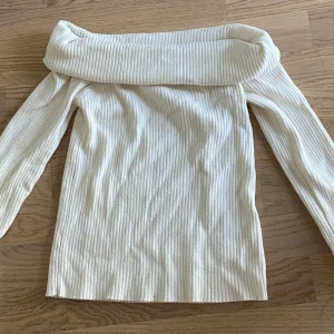 Vit tröja  - Hej säljer en fin ribbad vit tröja från hm  