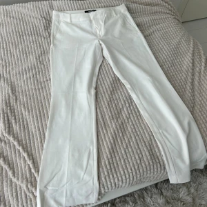Vita lågmidjade kostymbyxor  - Jätte fina vita lågmidjade kostymbyxor från bikbok, köptes för 499kr och säljer för 199kr aldrig använt storlek 42 men skulle säga sitter som 38!