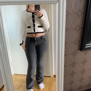 Zara kofta  - Zara kofta stolek s nästan oanvänd  Skov om du har frågor eller mer bilder 💕  Kan mötas upp i Stocholm 