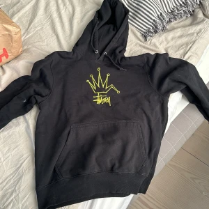 Stüssy Hoodie  - Säljer denna riktigt feta Stüssy Hoodien. Hoodien är storlek Xs och är snålt använd. Skriv över funderingar 
