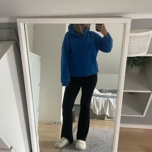 Bikbok hoodie - Mörkblå hoodie från bikbok som inte kommer till stor användning längre. Den är i storlek xs men sitter mer oversized💕.