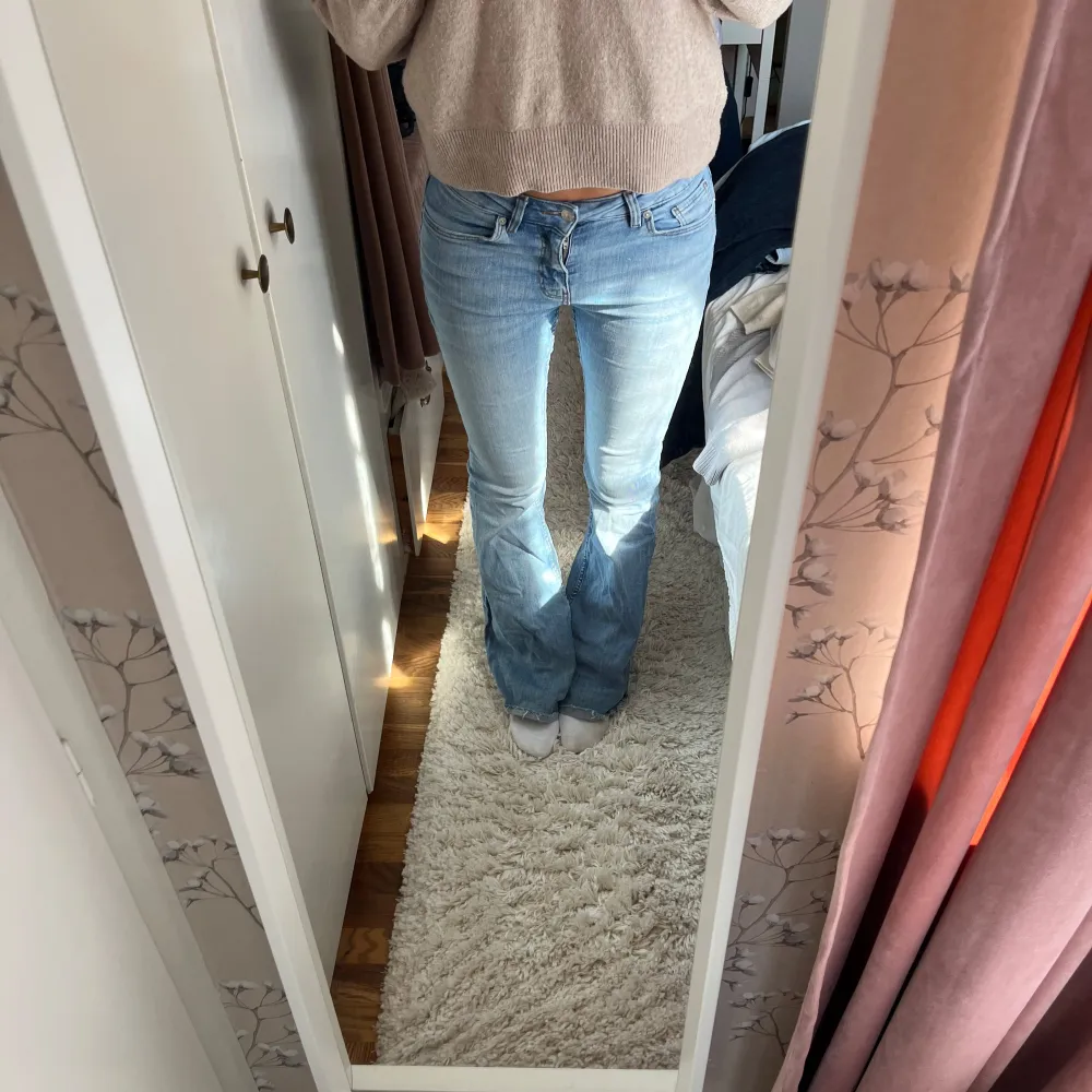 Snygga low waist bootcut jeans. Väl använda men tycker det gör de charmiga! Perfekt tvätt!❤️ Midjemått tvärs över: 34cm Innerbenslängd: 80 cm. Jeans & Byxor.