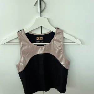 Träningstopp från  Zara - Jättefint tränings linne från zara som tyvärr blivit för litet. Tight och kort modell, perfekt när man tränar. Köpt på barnavdelningen men passar som xxs/xs