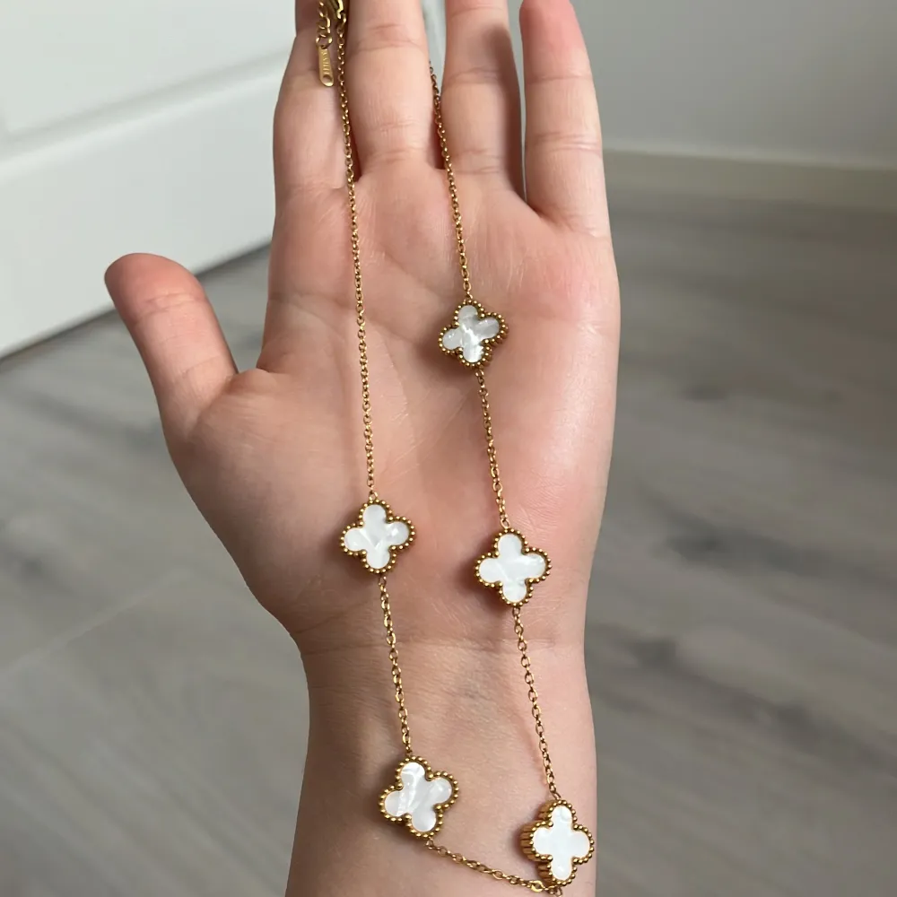 Säljer min fina van cleef halsband. Den är helt ny, bara testat! Den är inte äkta fast den är stainless steel Finns I Stockholm solna💗. Accessoarer.