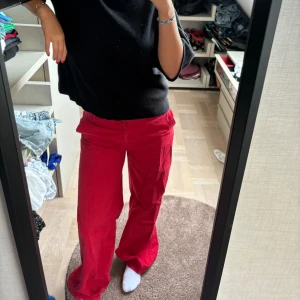 Röda kostymbyxor ❤️ - Unika kostymbyxor som är lågmidjade och vida. Bra kvalitet, då det endast använts en gång. 😘
