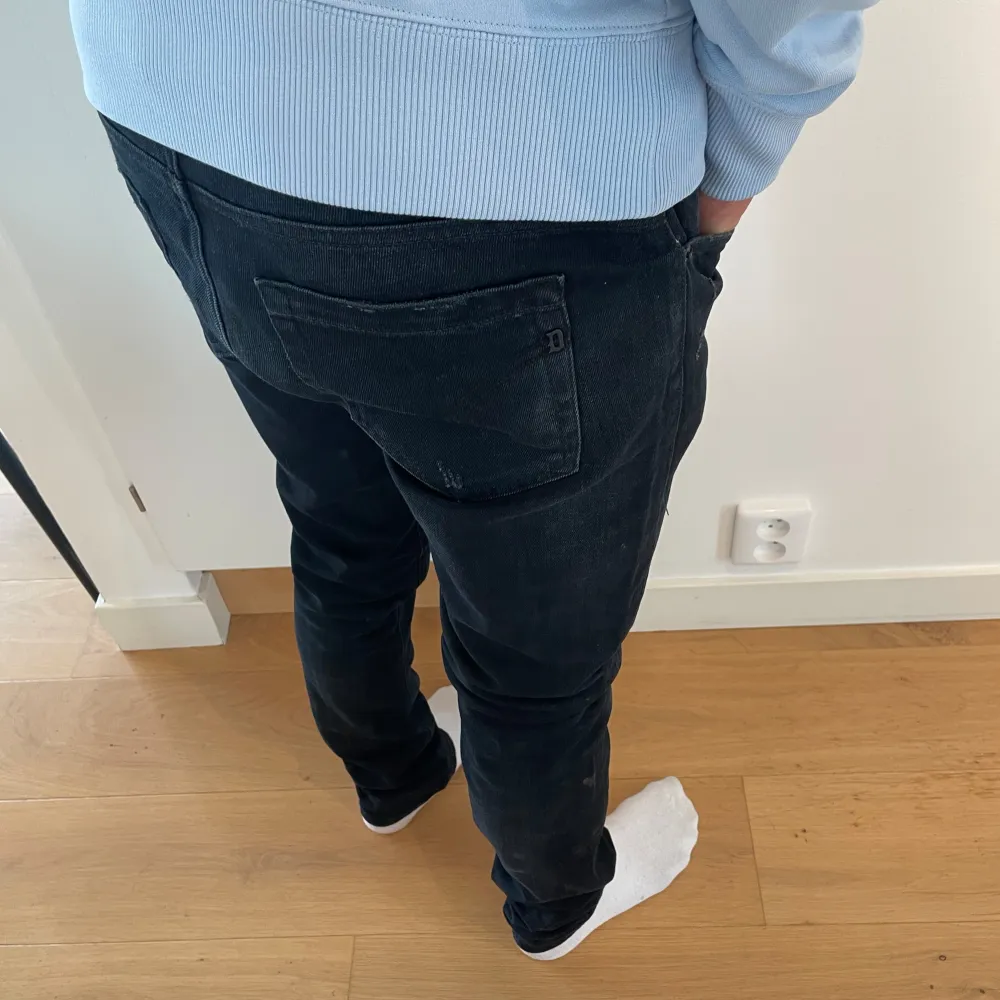 Ett par fräscha dondup jeans i modellen George! Färgen är mycket mörkblå med snygga slitningar. Storlek 31 men sitter lite större. Vid fler frågor, skriv gärna privat // AR. Jeans & Byxor.