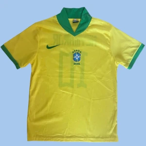 Brasiliens Hemmaställ 2024 (copa america) - Bra sick på tröjan, Passar Strorlek S! Har även neymar #10 på ryggen! 