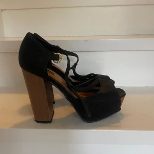 Sandaletter - Svarta sandaletter med trä klack! Oanvända!