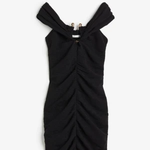 Off shoulder klänning  - Ny klänning från Hm, lyxigt tyg som sitter så snyggt på och har en gulddetalj på bröstet. Går strax under rumpan storlek S