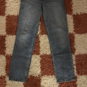 Zara Jeans  - Jeans från zara. Haft dom ett tag men använt väldigt sällan. Fortfarande i bra skick. Dom är straight low waist. 🍒