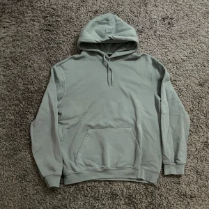 Hoodie - Hoodie från H&Ms herravdelning, knappt använd🫶🏼