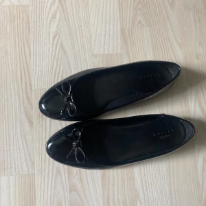 Ballerina skor - Svarta glansiga ballerina skor men en söt rosett på🖤