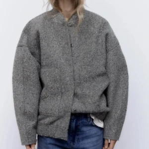 Bomber jacka zara oversized  - Så snygg bomber jacka som är i asbra skick och perfekt till hösten!! Säljer för 500 i princip nyskick ❤️ Sitter oversize!