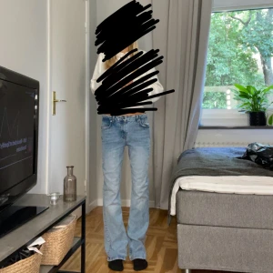 Ljusblåa low waist bootcut jeans - Ett par så fina ljusblå low waist bootcut jeans ifrån Gina tricot young i storlek 164. ( de har även resår i midjan så man kan spänna de). Även i jättefint skick!💓💓