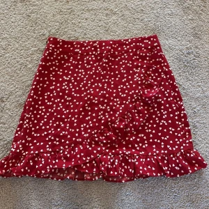 Kjol - Röd kjol med hjärtan på