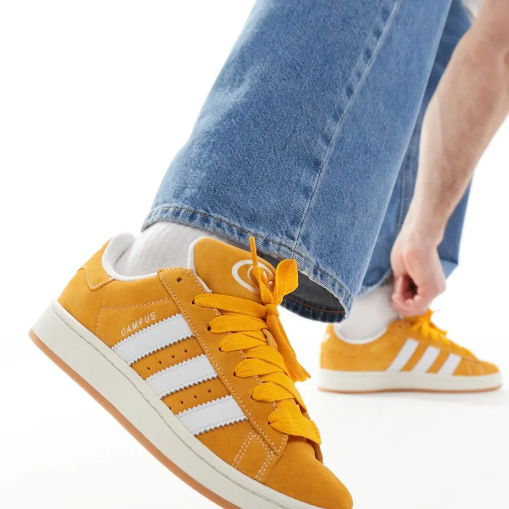 Orange Adidas Campus 00 i storlek 38 2/3 Använda kanske 3 gånger! Säljs då det inte kommer till användning!. Skor.