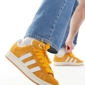 Adidas Campus 00  - Orange Adidas Campus 00 i storlek 38 2/3 Använda kanske 3 gånger! Säljs då det inte kommer till användning!