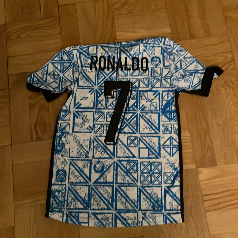 Helt ny ronaldo tröja fått som present utomlands. Pris kan diskuteras . Sportswear.