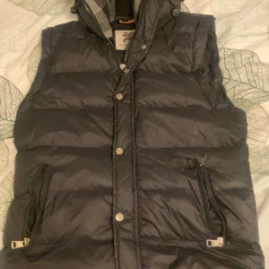 Burberry väst - Hej, säljer en burberry väst som har gått lite sönder ovanför fickan men annars så passar den bra, den håller en varm under vintern.