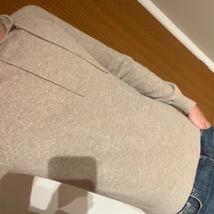 Cashmere hoodie - Säljer nu denna snygga 100% cashmere hoodie ifrån Suit Supply. Storlek M men passar S även.  Ny pris, ca 3000kr. Mitt pris, 1200kr eftersom den är sliten vid luvan (bild 2). Priset är inte hugget i sten!💰🤩