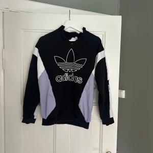 Adidas tröja  - Adidas tröja långärmad. Kan användas till vardag och tex träning. Storlek S. Säljer då den inte kommer till användning.
