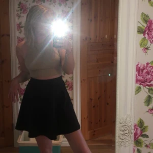 svart volang kjol - en kort svart volang kjol, från kappahl storlek 158/164 passar som S, 