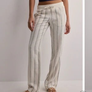 Linnebyxor Nelly  - Super fina linnebyxor från Nelly  I strl S Bra skick  Passar mig som är ca 168 Nypris 499