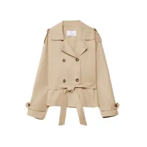 tunn beige jacka från stradivarius <3 endast använd fåtal gånger då den är liten för mig men superfin annars och passar perfekt till hösten! 💕PRIS GÅR ATT DISKUTERAS