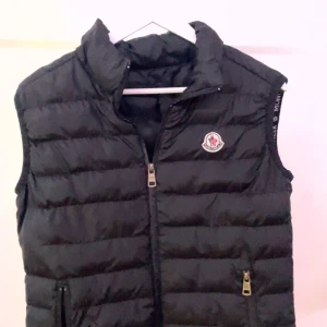 Moncler väst - Äkta moncler väst storlek S passar M också för. Dm för frågor 