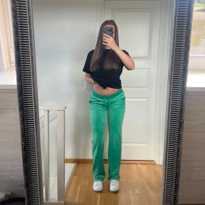 💚Juicy Couture 💚 - Gröna juicy couture byxor som är i nyskick ✨nypris 1200kr