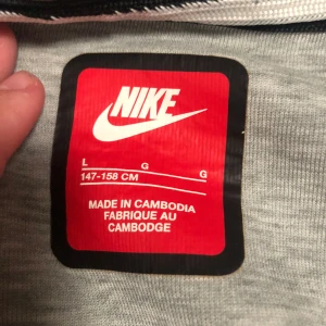 Nike tech fleece  - Hej jag säljer min Nike tech hoodie använd ungefär 2-4 gånger . Fint skick men eftersom det är ett litet hål på höger armen så sänker jag priset 