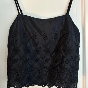 svart topp - svart topp från bikbok med fina detaljer nertill. storlek XS, justerbara axelband, nyskick ❤️‍🔥