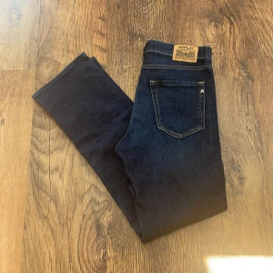 Replay jeans - Tja, jag säljer mina mörkblåa replay jeans eftersom de är för stora, använt 4-5 gånger Hör av er om ni har några frågor!🫡