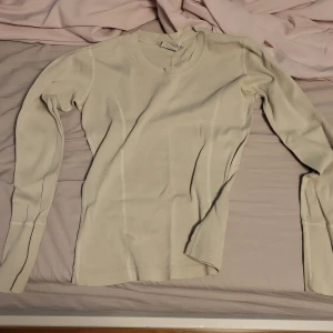 Beige långärmad tröja - långärmad tröja i vit/beige, perfekt för kallare dagar😇