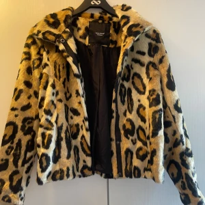 Jacka  - En jacka i leopard färg i mycket gott skick 