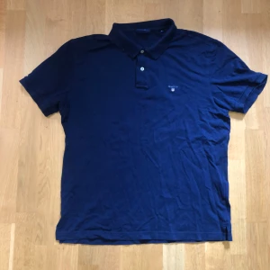 Gant Piké  - Säljer nu denna riktigt snygga Gant Piké i storlek XL. Perfekt skick i färgen marinblå/navy.
