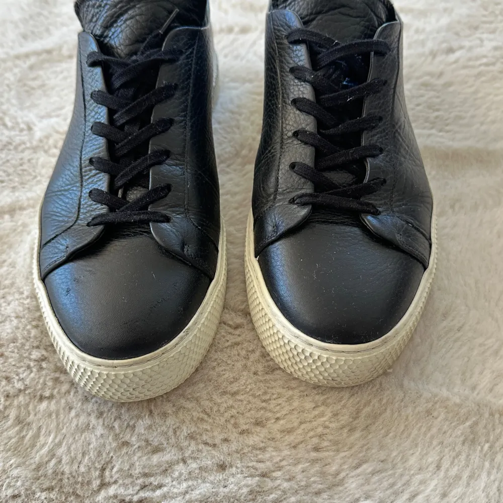 Fina J Lindeberg sneakers i skinn Strl 42 Nypris 1700. Skor.