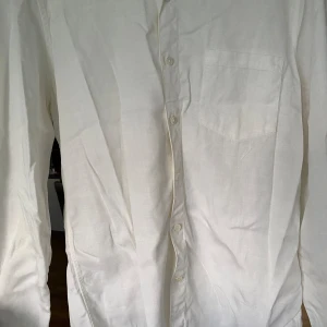 A days march skjorta - Säljer denna stilrena vita skjortan från A days march. Den är endast använd ett fåtal gånger och är i bra skick. Den sitter som en medium