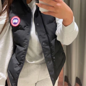 Canada goose väst - Storlek M. Nypris 5000kr. Knappt använd. Säljer för 1500kr pris kan diskuteras 