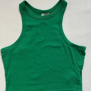 Linnen, 4-pack - Alla är i storlek S utom en som är XS men passar absolut en S också. Två av linnena har små skador som syns på sista bilden annars är dom i fint skick. Går även att köpa linnena enskilt, 20kr/st.