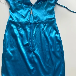 Blå kort klänning  - Blå kort klänning från Nelly. Helt oanvänd med lapp kvar. 