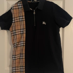 Burberry piké  - Det är en burberry piké, jag säljer pikén för att den har blivit för liten för mig. Använt den fåtal gånger skick 8/10