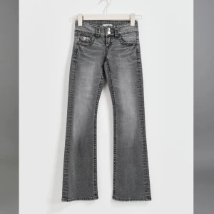 Chunky basic flare jeans - säljer dessa populära jeans från gina Young. säljer pga tyvärr lite små, nyskick!!! bara att skriva för mer bilder💗