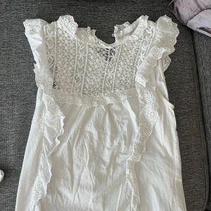 Gullig blus  - Så fin blus med fina detaljer 💗